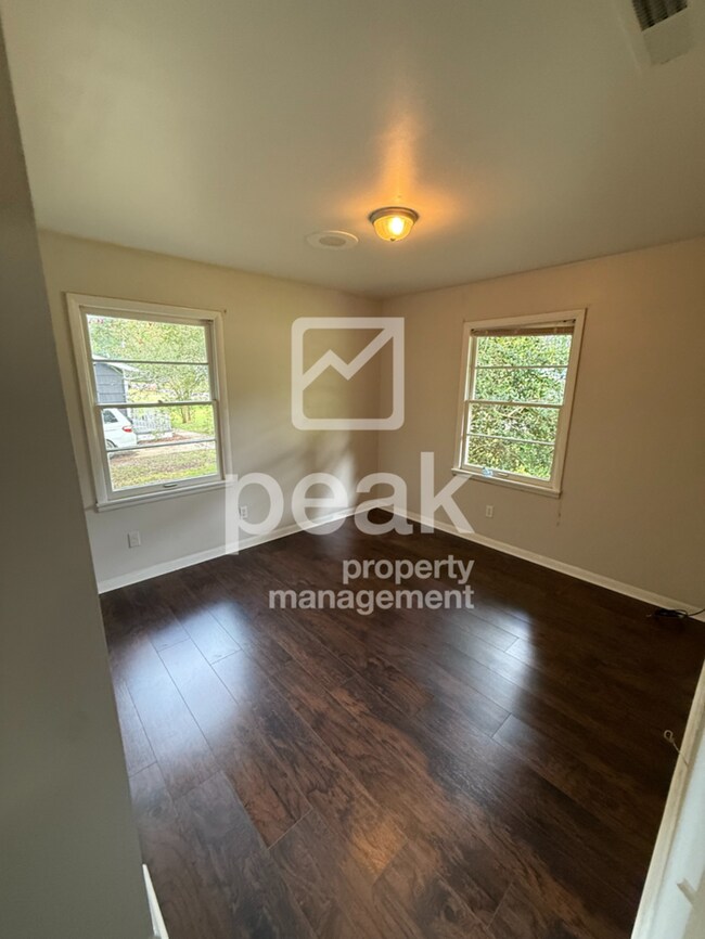 Building Photo - $1,199! 3Bed/ 1 Bath House! North of Birmingham! Save 50% off the first full month's rent. Apply ...