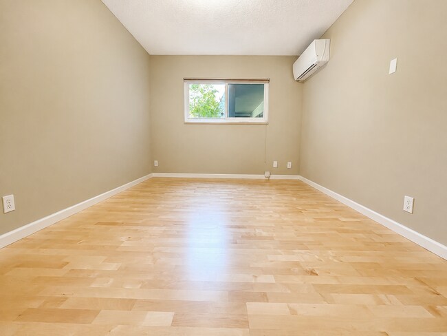 Building Photo - Live Next to Washington Park! Spacious 2-Bedroom Condo with Pool!