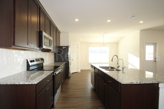 Building Photo - Newer Modern Cove 4 Bedroom