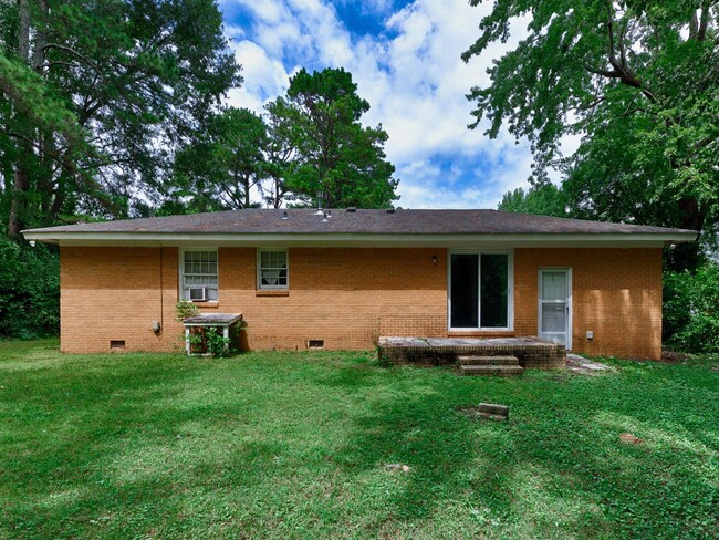 Building Photo - Newly renovated 3 bed/2 bath brick home - ...