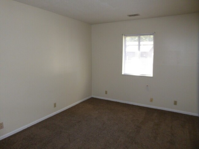 Building Photo - 2 Bedroom Apartment Across from Baesler's