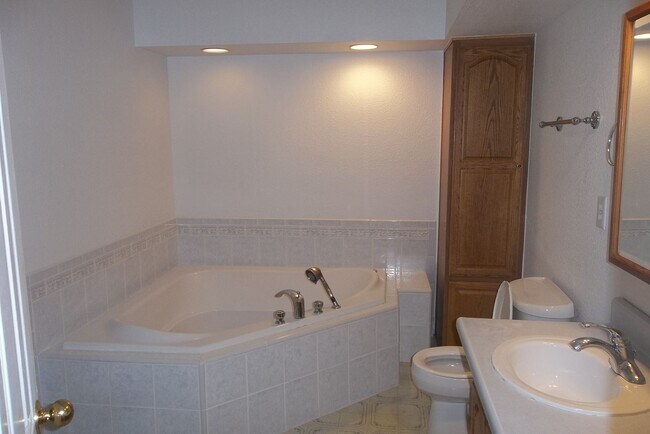 Building Photo - Spacious 5 Bedroom Home in Windsor