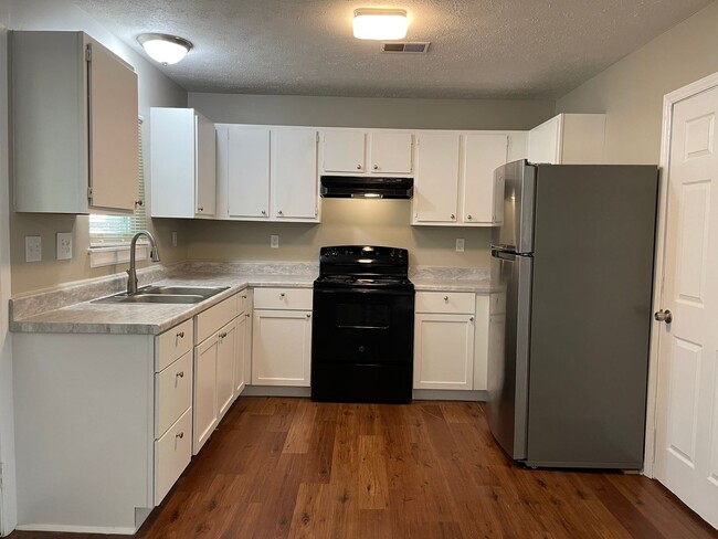 Building Photo - Newly Renovated Just For You!