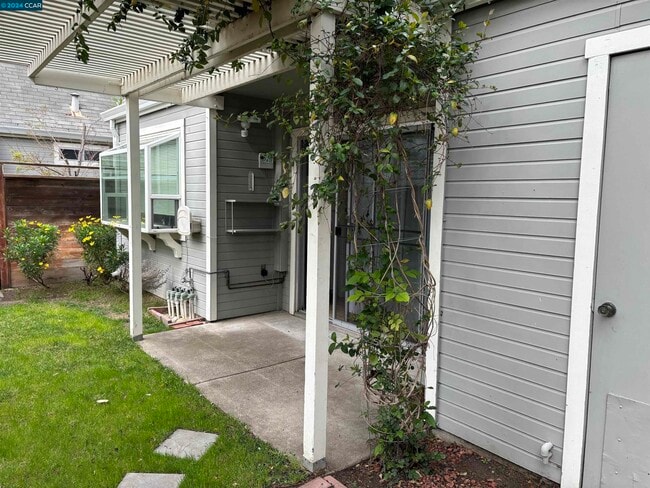 Building Photo - 1602 Somerset Pl