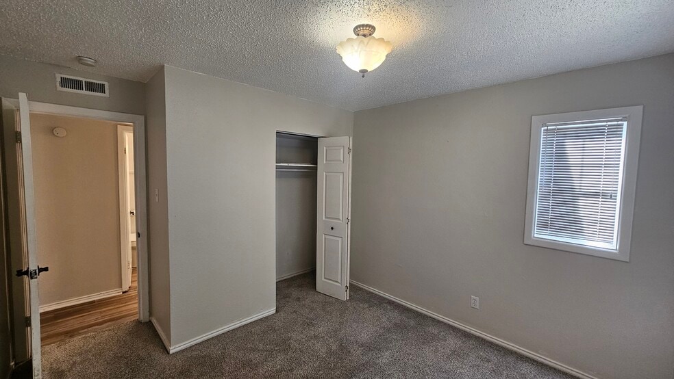 Building Photo - 1006 S Plains Park Dr