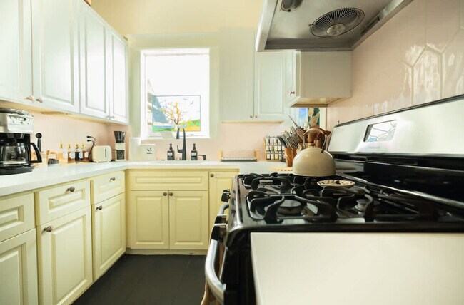 Building Photo - 1107 Broadway-SI ID1309749P