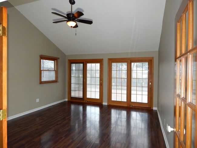 Building Photo - 1985 Navarone Dr