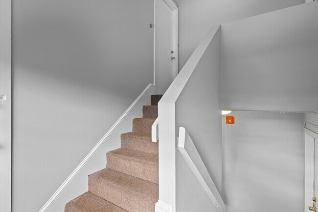 Building Photo - 18 Mason Ct