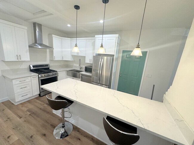 Building Photo - Gorgeous 2bd/2ba unit semi-furnished near ...