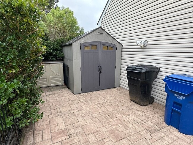 Building Photo - End Unit Townhouse for Rent