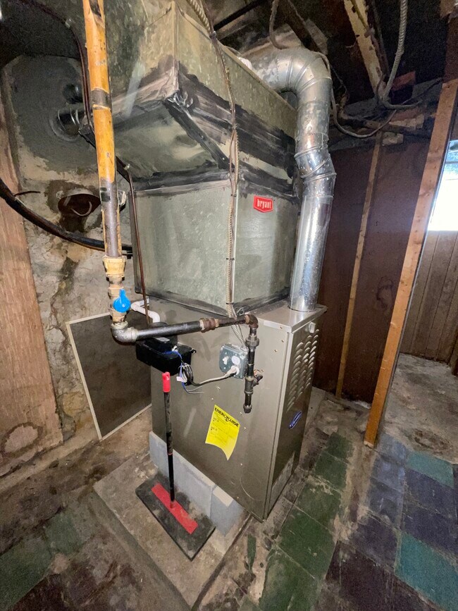 Building Photo - 1611 S Yewdall St