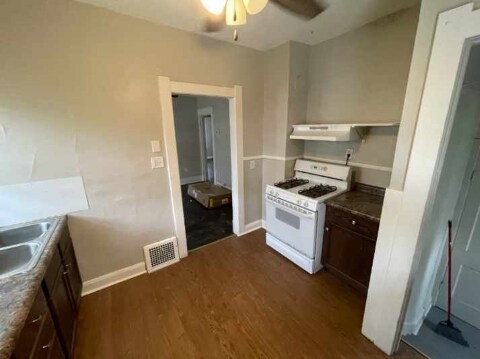 Building Photo - 2027 Brussels St