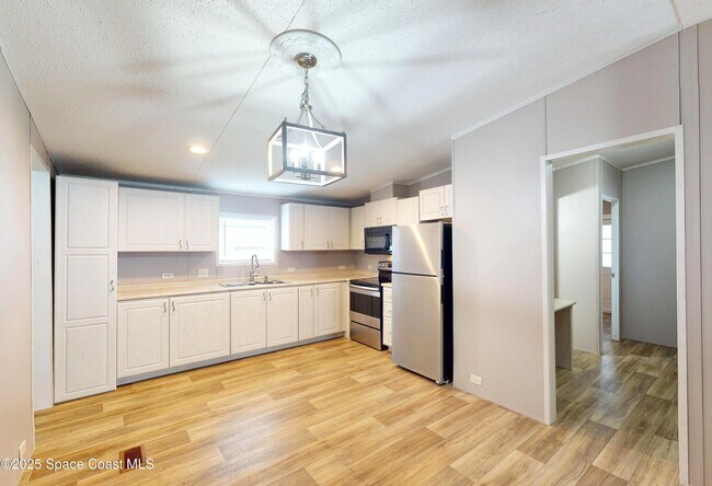Building Photo - 709 Lark Dr