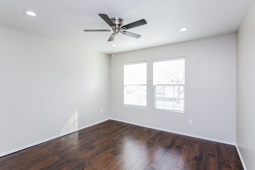 Building Photo - 16737 Woodside Dr