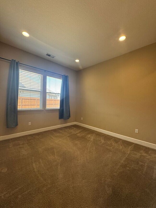 Building Photo - Beautiful Shadow Ridge Home in Spanish Spr...