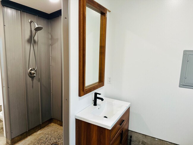 Building Photo - Charming Vintage Farm House