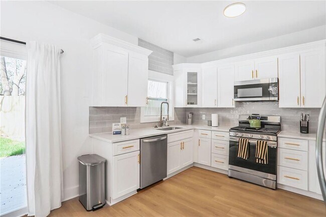 Building Photo - 1210 Cleburne Ave NE