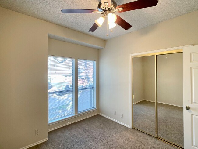 Building Photo - Central/UT 2/2 Apartments PRELEASE 8/15/2025