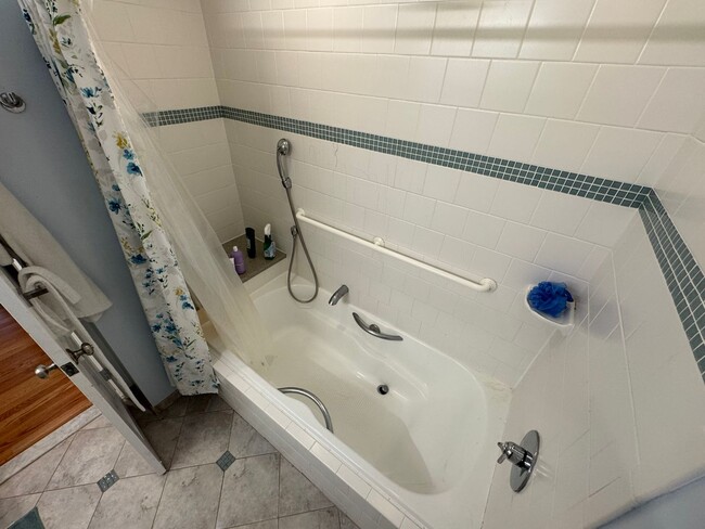 Building Photo - Fantastic 5 Bed 3 Bath Single Family Home ...
