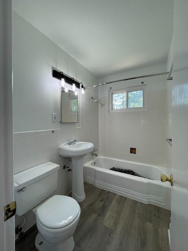 Building Photo - {10105} Charming 2 bedroom + 1 car garage + updated bathroom