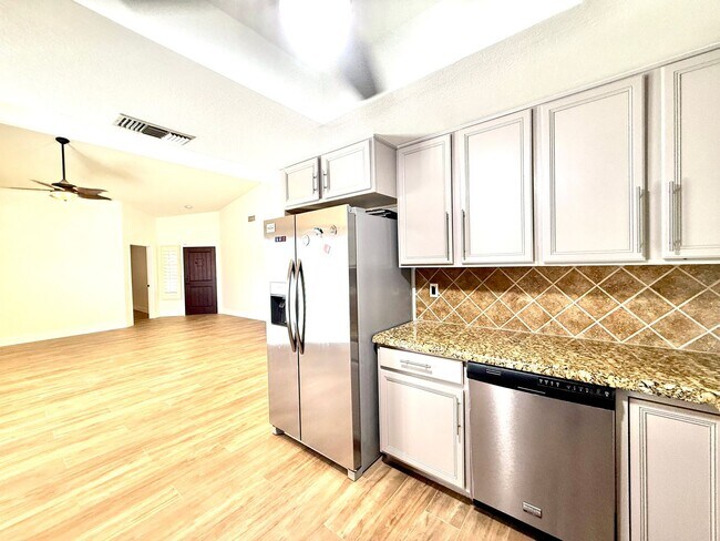 Building Photo - Landau Manor - FANTASTIC 4Br/2ba/3 car garage w/ POOL & SOLAR!