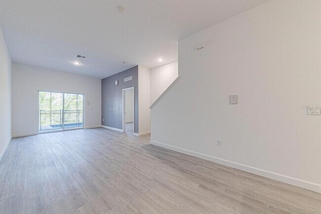 Building Photo - 400 Famagusta Dr