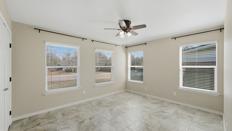 Building Photo - 1409 Highland Dr