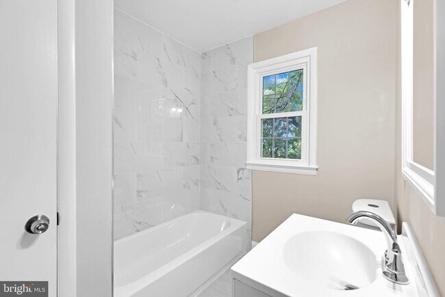 Building Photo - 3009 S Hill St