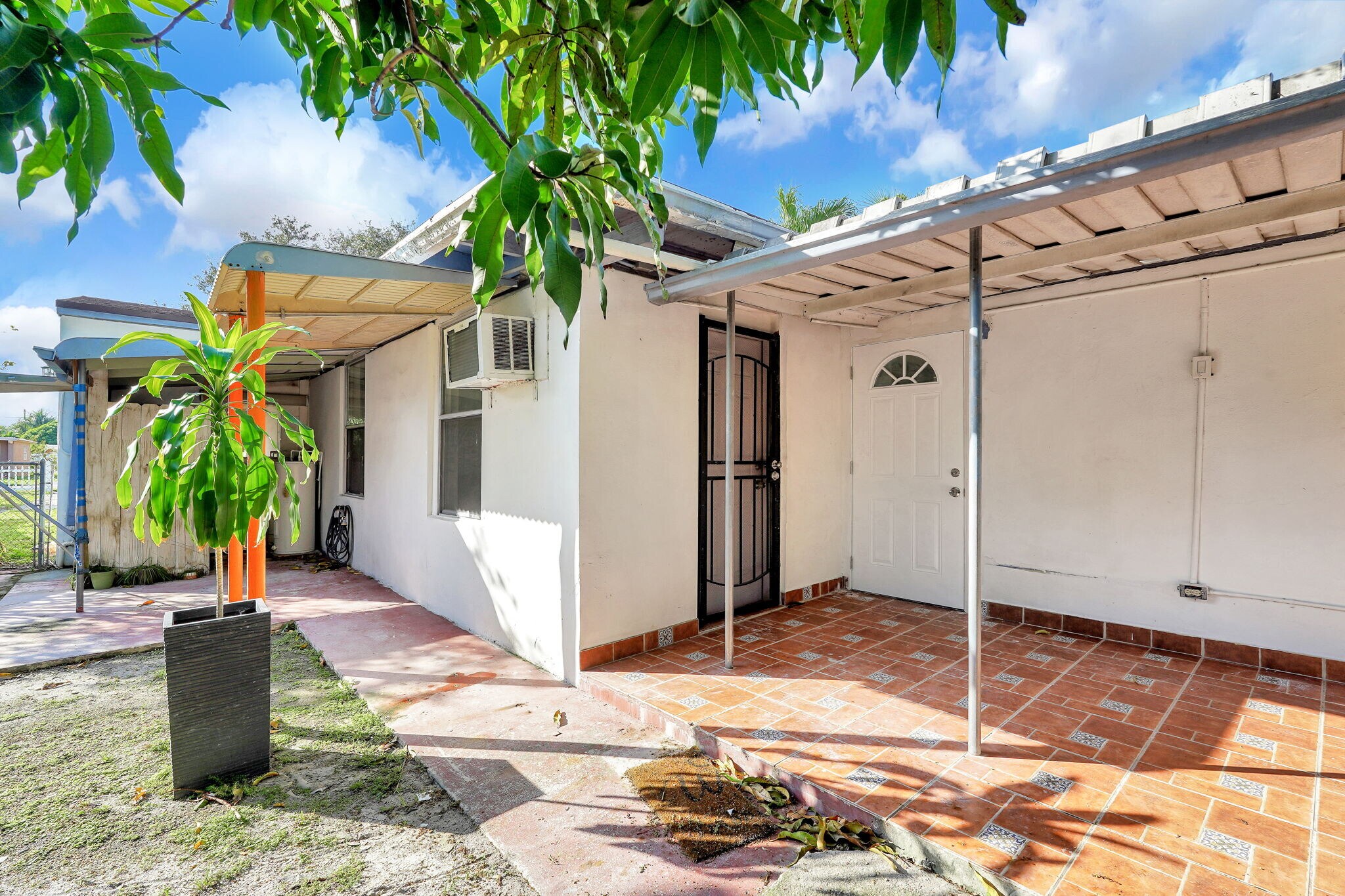 Building Photo - 2419 Coolidge St