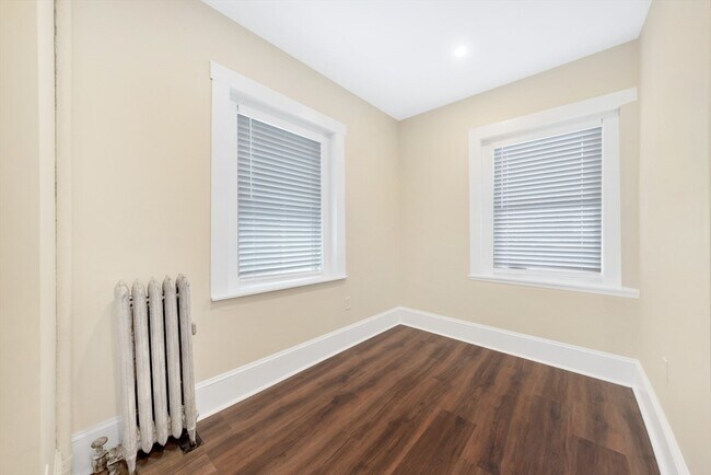 Building Photo - 107 School St