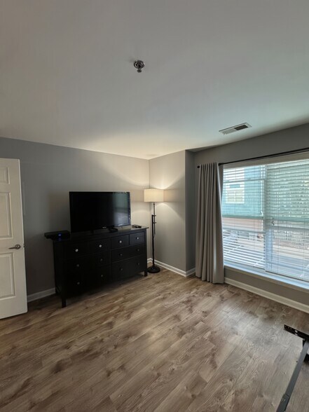 Building Photo - 513 N Graham St