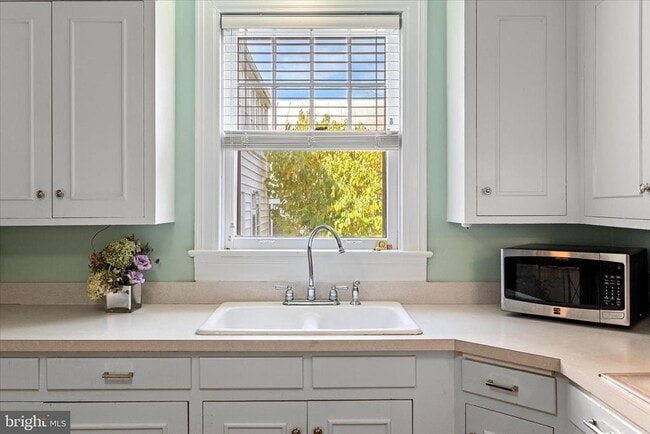 Building Photo - 6 E Cecil St