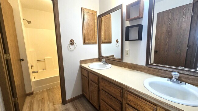 Building Photo - "Charming 2-Bedroom 1 bath Condo with 1000 Sq Ft of Comfort in Plymouth, MN!"