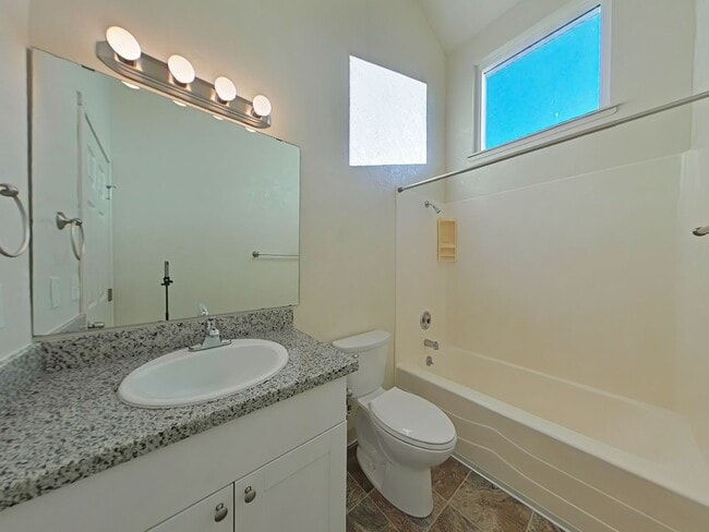 Building Photo - Comfortable 1 Bedroom Townhouse ~ South Corvallis