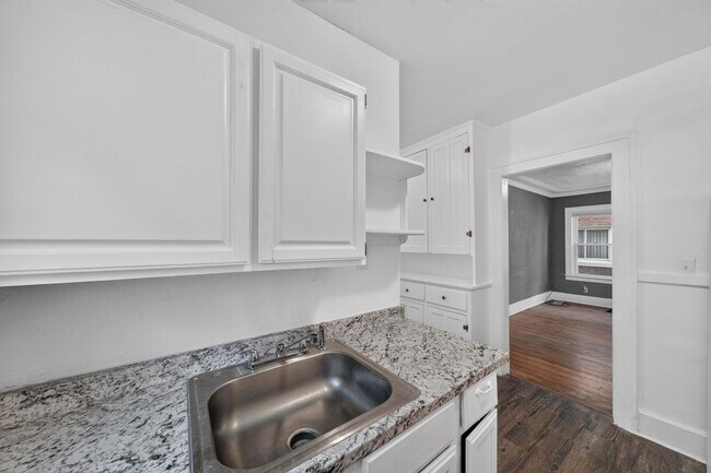 Building Photo - 2025 Calvert Ave