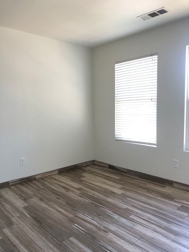Building Photo - 2 Weeks Free! 4 Bedroom, 2.5 Bathroom Ston...