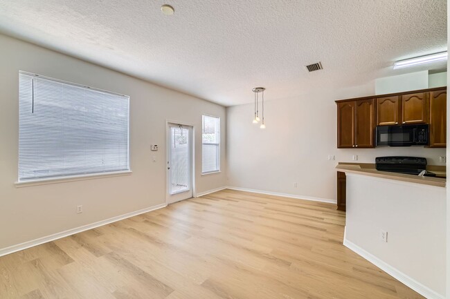 Building Photo - Windermere townhouse