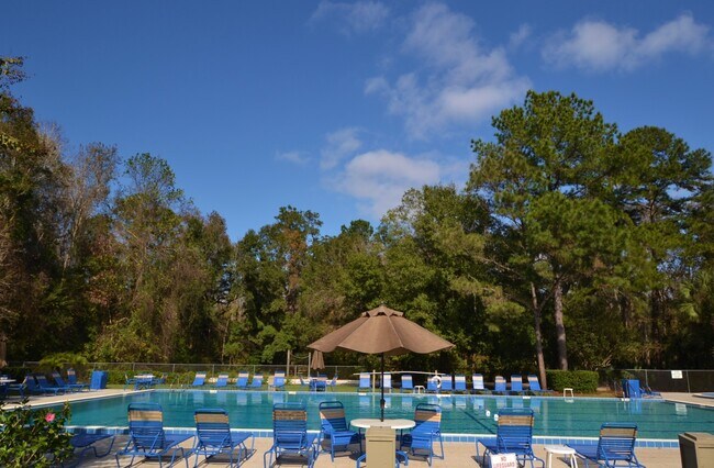 Building Photo - Lovely Winter Springs Condo ~ Vinyl Plank Flooring and Large Screened Patio!