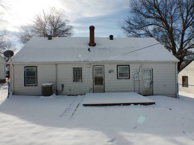 Building Photo - Cozy 3 bedrooms and 1 bath with vanity off S Crystal Ave in sought area off W 23rd St Independenc...