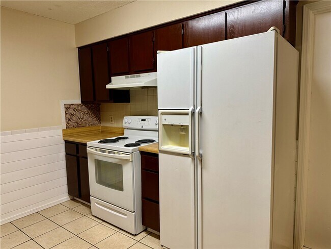 Building Photo - 930 N Century Dr