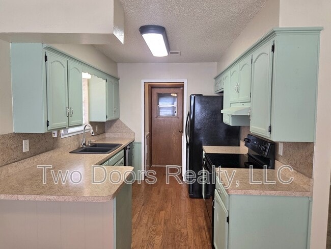 Building Photo - 904 E Hills Dr