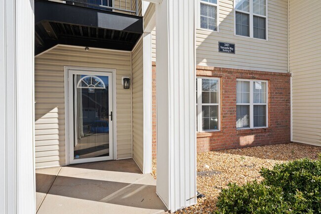 Building Photo - **Applications Pending** Ground-Level 2BR Condo with Community Pool!