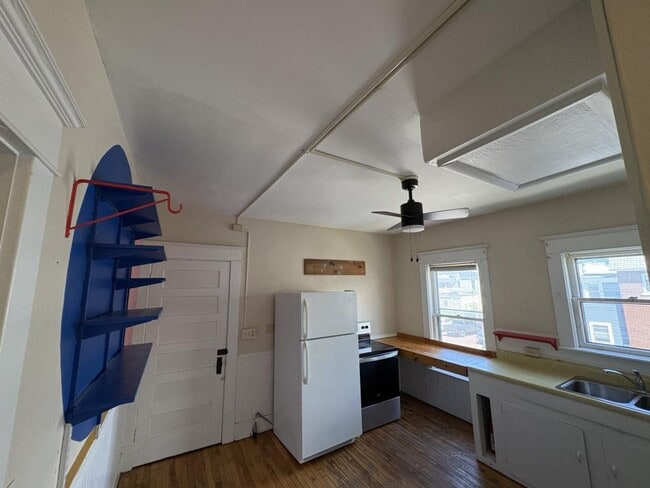 Building Photo - 48 Monroe St