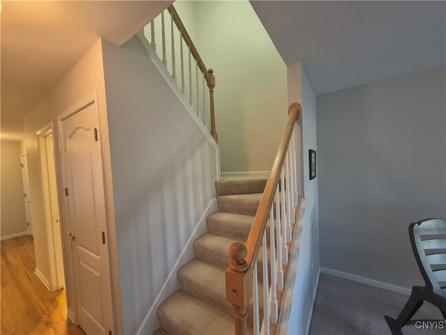 Building Photo - 331 Summerhaven Dr N