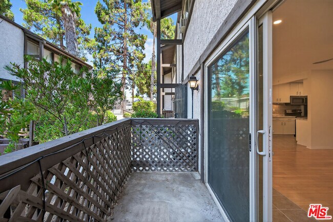 Building Photo - 394 Miraleste Dr