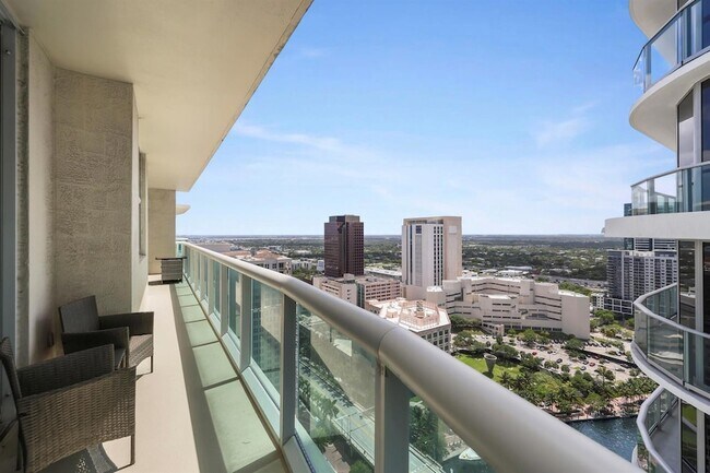 Building Photo - 347 N New River Dr E