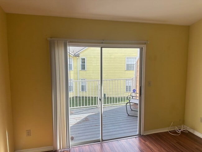 Building Photo - Spacious 3 bedroom condo, perfectly located near shopping & attractions!