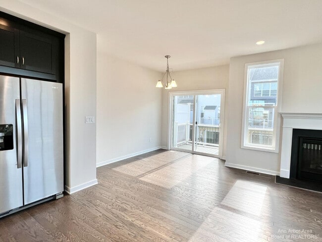 Building Photo - 2875 Rayfield Ave