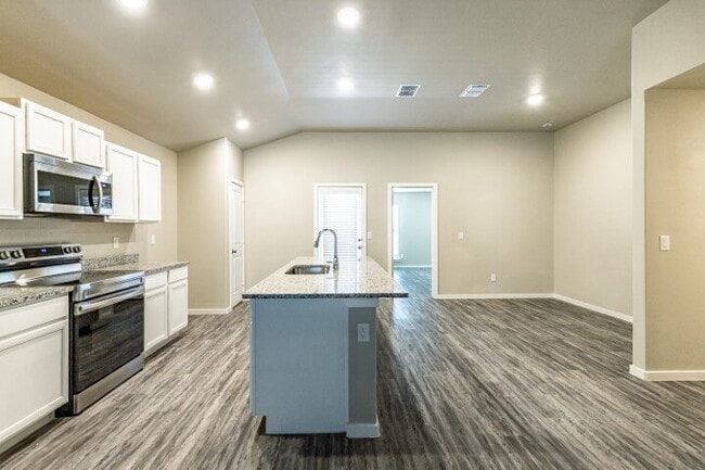 Building Photo - "Charming 3-Bed, 2-Bath Haven with 1,615 Sq Ft in Lubbock's Cozy Kirksey Avenue!" Half off first ...