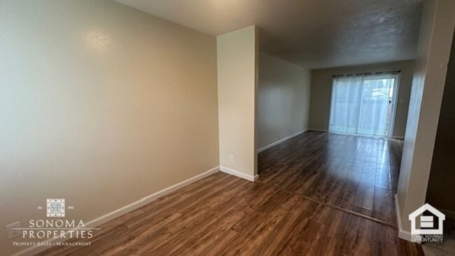 Building Photo - Charming 2BD/1.5BA Duplex